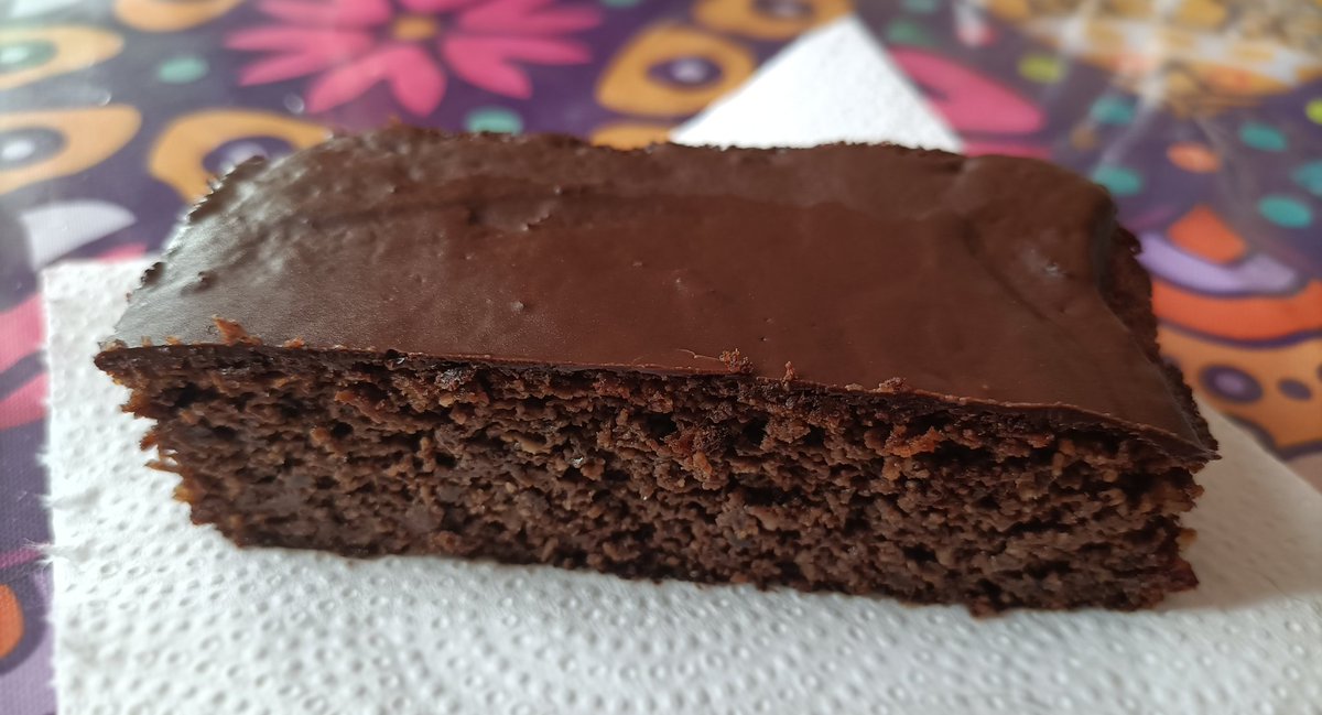 Remolacha, almendra, cacao y huevos. Sin azúcar, sin harina y sin conservantes. 35mins de horno y mucho amor. 
Ha quedado muy jugoso y con una textura y sabor brutal.
Comer sano es compatible con comer rico ♥️ 
Amo cocinar🥰