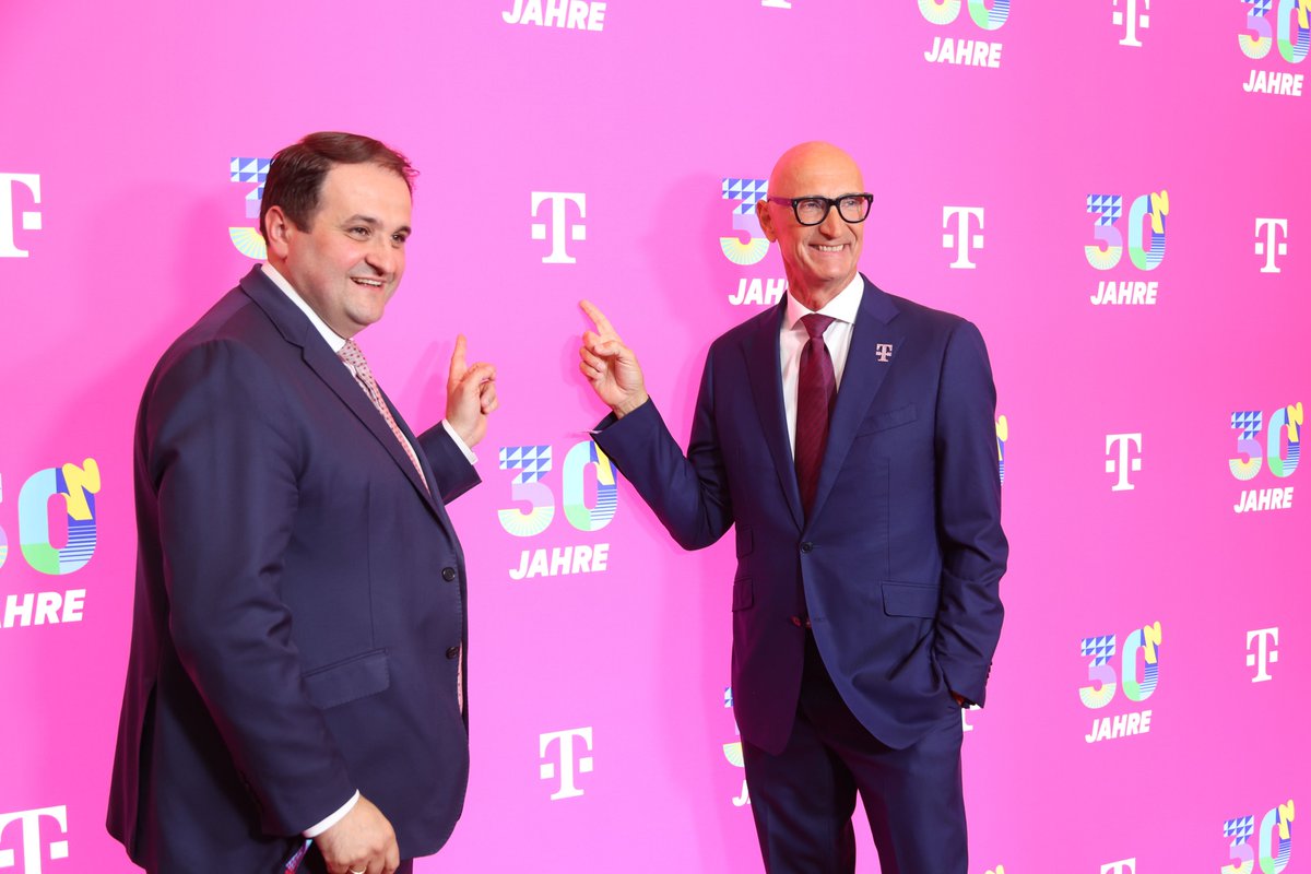 mbeimnrw's tweet image. Die @deutschetelekom wird 30 Jahre alt! 📱📶 📡 „Ausgehend von #NRW hat das Unternehmen den Wandel von der analogen zur digitalen Welt nicht nur begleitet, sondern maßgeblich mitgestaltet“, gratulierte Minister @n_liminski für das @landnrw beim großen Festakt in #Bonn.
