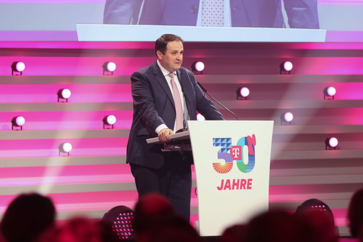 mbeimnrw's tweet image. Die @deutschetelekom wird 30 Jahre alt! 📱📶 📡 „Ausgehend von #NRW hat das Unternehmen den Wandel von der analogen zur digitalen Welt nicht nur begleitet, sondern maßgeblich mitgestaltet“, gratulierte Minister @n_liminski für das @landnrw beim großen Festakt in #Bonn.
