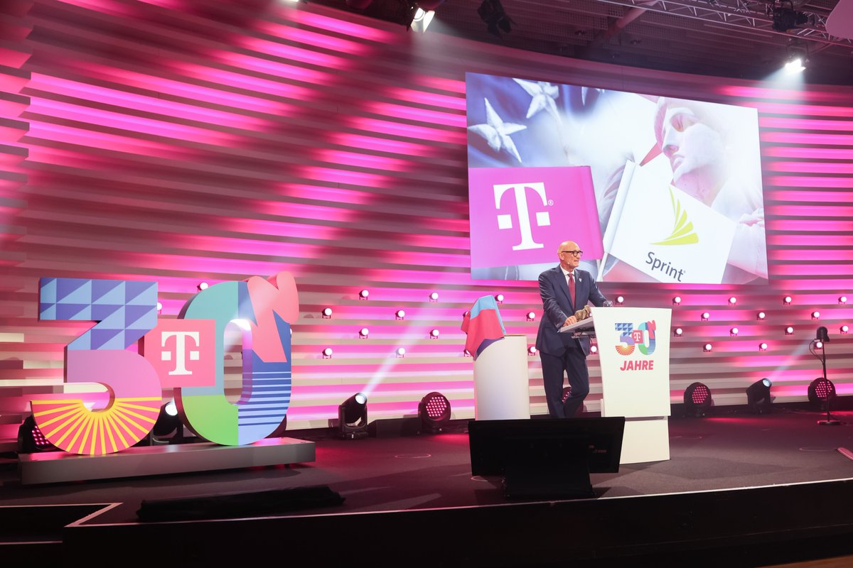 mbeimnrw's tweet image. Die @deutschetelekom wird 30 Jahre alt! 📱📶 📡 „Ausgehend von #NRW hat das Unternehmen den Wandel von der analogen zur digitalen Welt nicht nur begleitet, sondern maßgeblich mitgestaltet“, gratulierte Minister @n_liminski für das @landnrw beim großen Festakt in #Bonn.