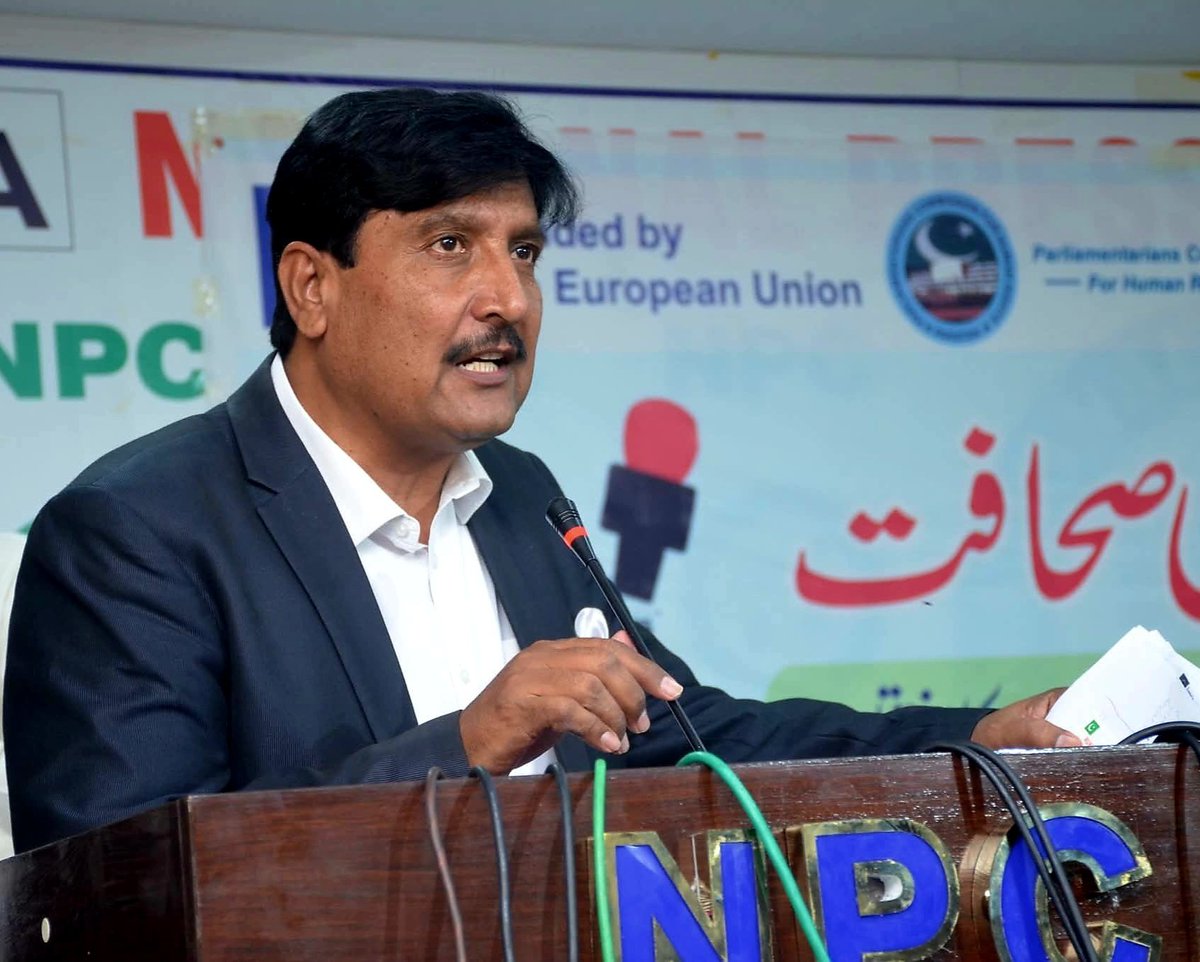 Shabbir Dar (@shabbirdar5) on Twitter photo Arrest of Tariq Virk president of Rawalpindi Islamabad union of journalists (RIUJ) by SHO NewTown #Rawalpindi is a clear example of police high-handedness. CPO <a href="/RwpPolice/">Rawalpindi Police</a> <a href="/HamdaniPSP/">Syed Khalid Hamdani</a> must conduct an inquiry into which officers consider themselves above the law. Arrest of Tariq Virk president of Rawalpindi Islamabad union of journalists (RIUJ) by SHO NewTown #Rawalpindi is a clear example of police high-handedness. CPO <a href="/RwpPolice/">Rawalpindi Police</a> <a href="/HamdaniPSP/">Syed Khalid Hamdani</a> must conduct an inquiry into which officers consider themselves above the law.