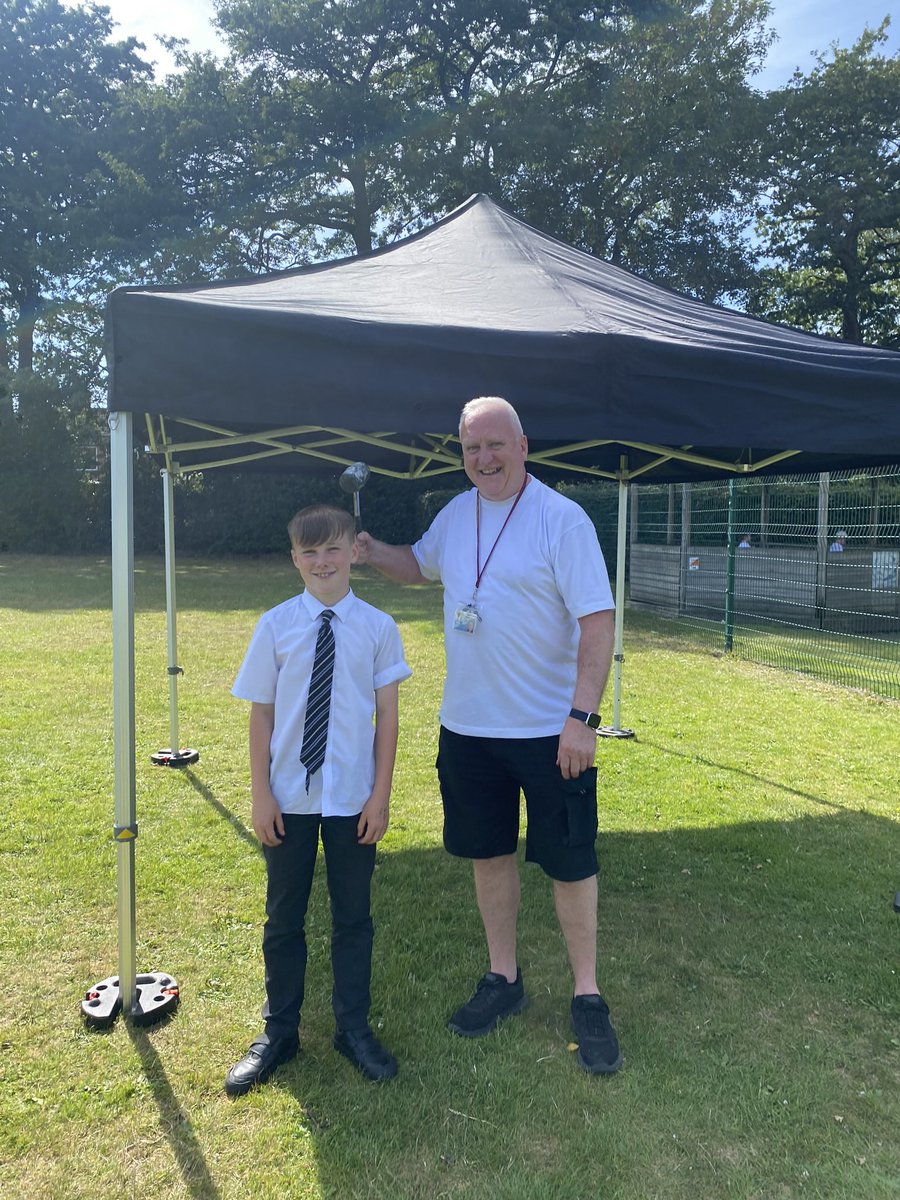 Thanks to the fabulous Mr Murphy &amp; his apprentice for putting up the gazebo for the volunteers today 🥵 Can’t wait for Stantonbury 🎨
<a href="/stantonroadps/">Stanton Road Primary</a> 

P.S no apprentices were hurt in this team building experience 😂 🔨