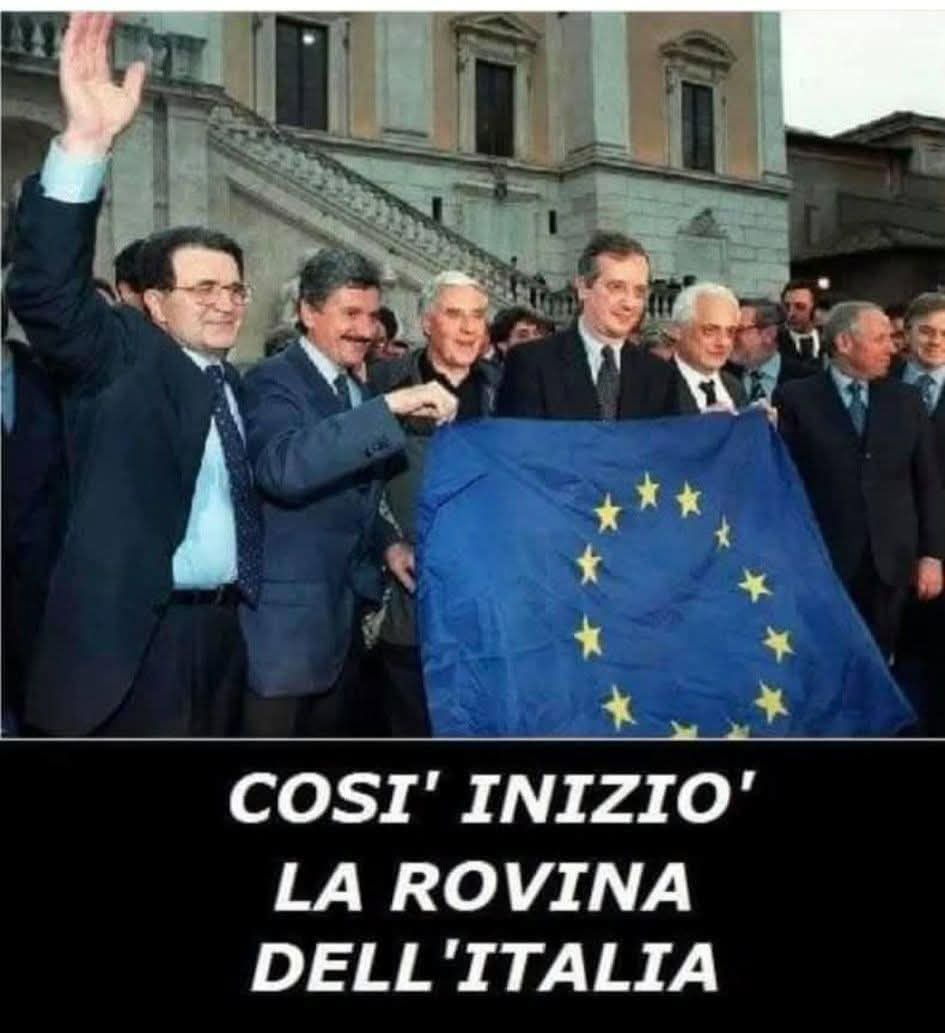 itsmeback_'s tweet photo. 🇮🇹 Questa foto andrebbe appesa nei tribunali.
Non per gloria.
Ma per tradimento.

Di ©Sabrina F.

Eccoli. Sorridenti, compatti, servili.
Consegnavano l’Italia all’Europa come si svende una prostituta d’alto bordo.
Non una firma. Ma una resa incondizionata.
Ci hanno tolto la lira,
la sovranità, la dignità.
Ci hanno messo in ginocchio davanti a banchieri non eletti, a vincoli di bilancio che strangolano, a un euro che arricchisce Berlino e devasta Palermo.

Prodi, D’Alema, Ciampi, Amato, Napolitano.
I padri fondatori del fallimento.
Gente che nessuno ha mai autorizzato a svendere il futuro dei nostri figli per trenta denari e una poltrona a Bruxelles.

Oggi paghiamo pensioni da fame, stipendi da schiavi, e ci dicono che
“è colpa del debito pubblico”.
No. È colpa dei servi traditori che vedete in questa foto.
Di quella genuflessione ideologica chiamata europeismo.

La rovina dell’Italia non è cominciata con un missile, ma con una bandiera a stelle blu e un gruppo di complici in doppiopetto.