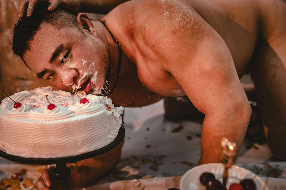 暴食-瘋狂的開端

因為這系列，我給<a href="/JZFLIN/">JJ</a> 林士傑瘋狂的攝影師這個稱號🧎🏽
好吧，第三部分主題我一樣選擇瘋狂，就讓這本不留遺憾的瘋吧。希望大家喜歡<a href="/hachihachitw/">HACHI tw</a> 小黃壓我頭壓的很開心😒