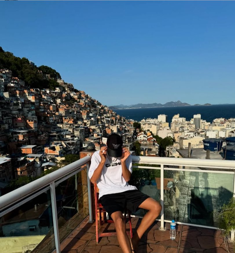 lzzg055's tweet photo. Try to picture this: One day you’re a kid with big dreams, selling candy on the streets in the biggest favela in Brazil. Two years later, you’re on a private jet leaving the U.S. headed to London—Drake invited you.
W god. https://t.co/qdE76b37rP
