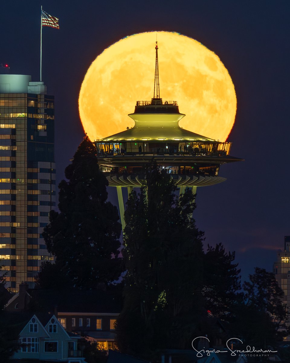 sigmas's tweet image. Full #BuckMoon rising behind #SpaceNeedle in #Seattle skyline tonight! Weather gods cooperated to give us a glimpse of the first full moon of the summer.
