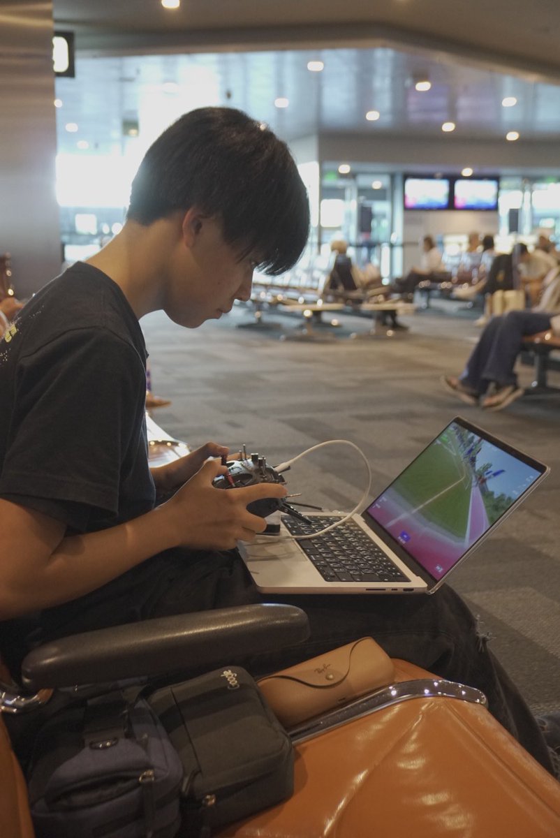 FpvYuki13222473's tweet photo. 空港で明日のレースに向けてシミュレーターで練習中です💻
いよいよイタリアも近づいてきて、少し緊張してきました！
#TEAMBRIDE
#BMSRACING
#DRONESHOWJP https://t.co/T2F1yt8sDd