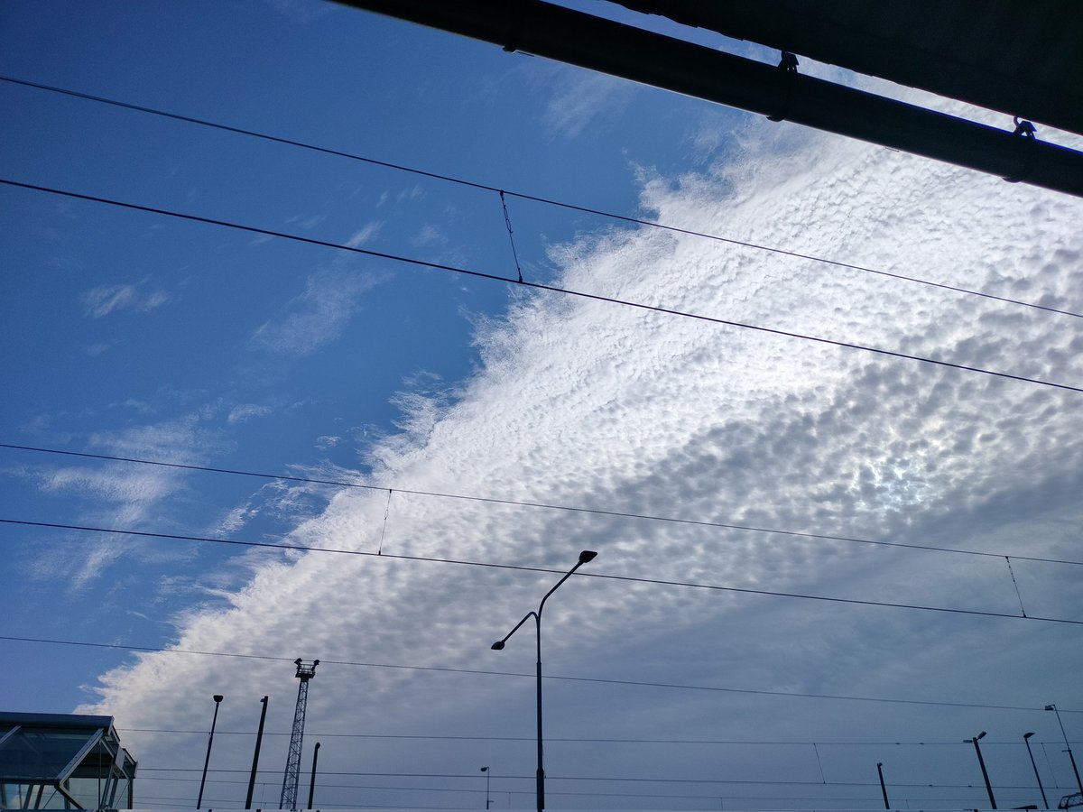 Zamppa771694's tweet image. Hieman paskaa taivaalle,ihan normi pilviähän nämä,ja lämpötila laski 5 astetta. #Chemtrails
