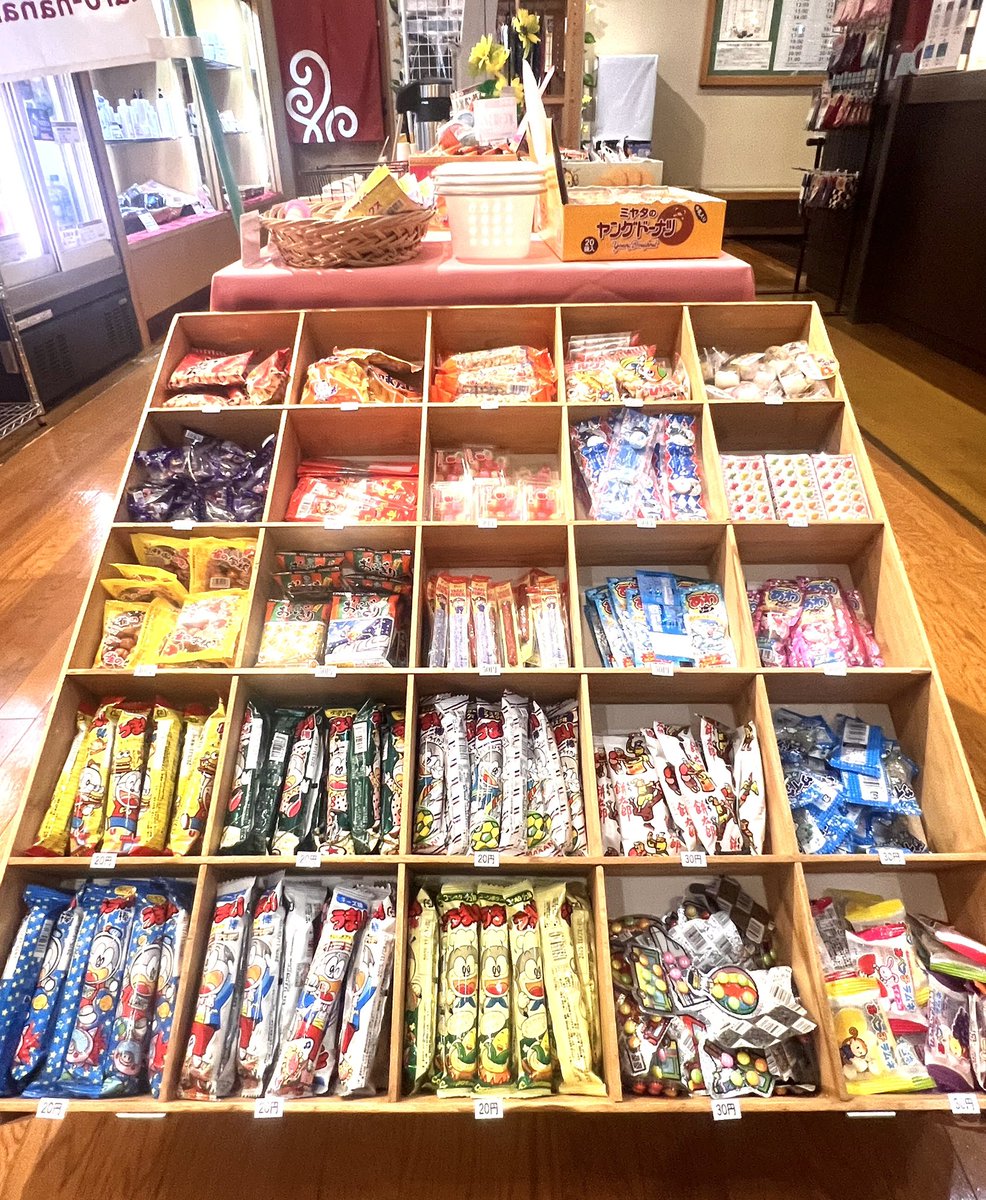 manyo_numazu's tweet image. 駄菓子はじめました🍭🍬🍫
売店コーナーで販売中🤤
よっちゃんイカにビッグかつ、ヤングドーナツなど人気の駄菓子を取り揃えています👍
なつかしいあの味をぜひ味わってみてください!
#万葉の湯沼津館