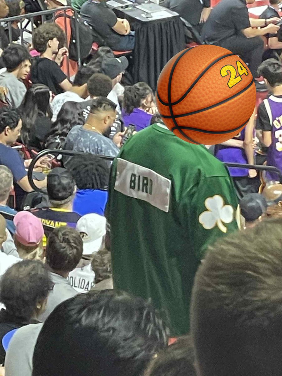 gavrojim007's tweet image. #NBA2KSummerLeague kudos to both of these fans for great attire! #eachtotheirown