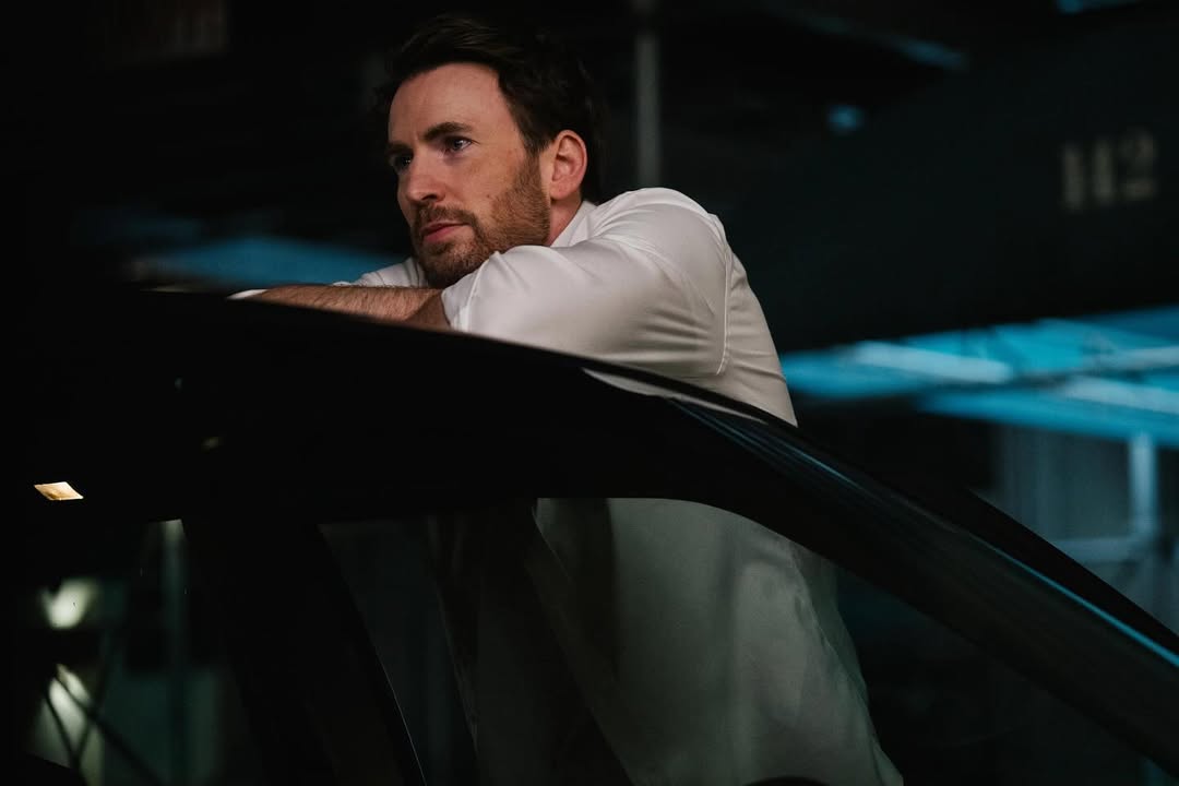 CevansContents's tweet image. 📸|New Chris Evans stars as John in "Materialists"