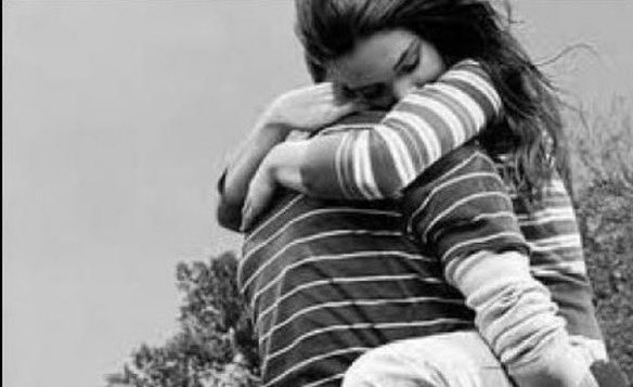 Me gustan los abrazos que no preguntan 
Y sin decir palabra
Se quedan a vivir entre tus latidos