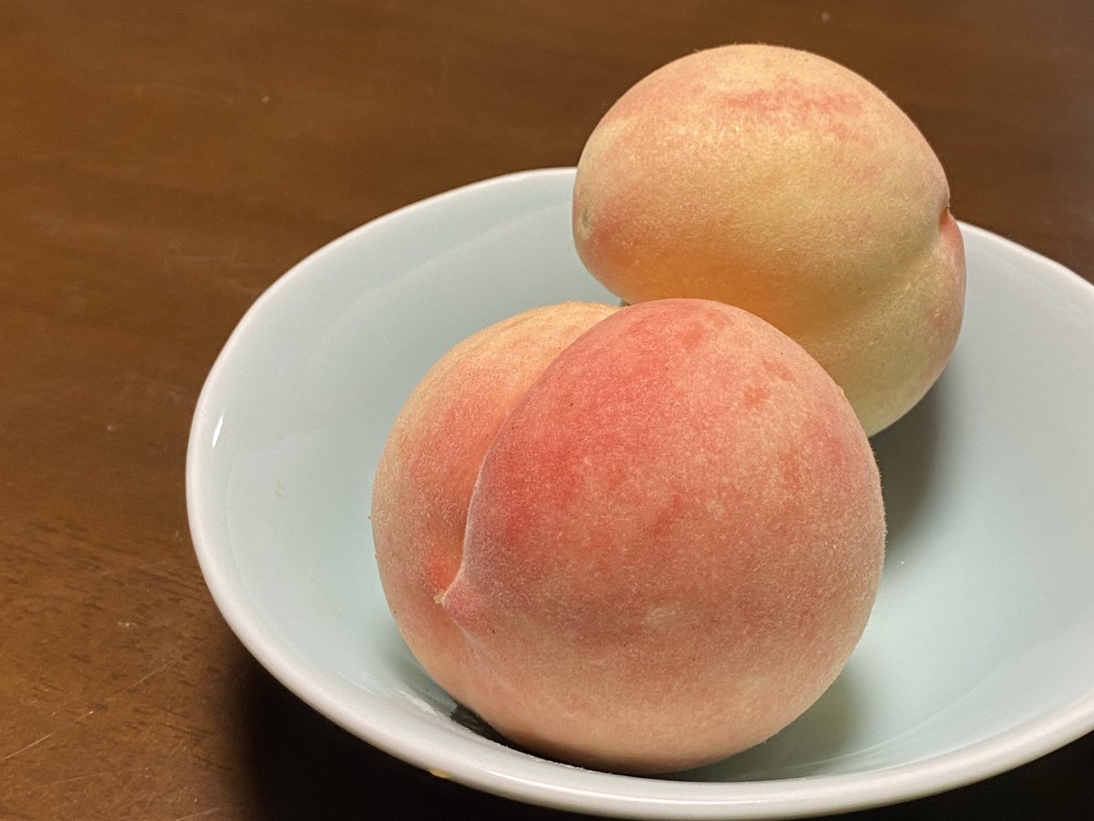 夏の朝の贅沢は、いい匂いの桃