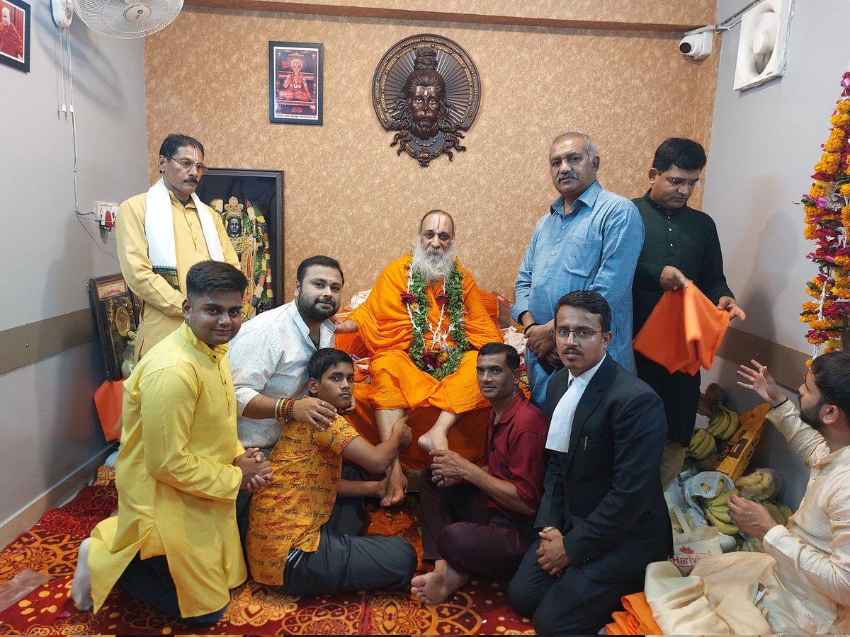 AnilChoubeyBJP's tweet photo. गुरु पूर्णिमा के पावन अवसर पर परम पूज्य गुरुजी जगद्गुरु सुखानंद द्वाराचार्य स्वामी राघव देवाचार्य जी महाराज का आशीर्वाद व मार्गदर्शन प्राप्त करने का सौभाग्य प्राप्त हुआ।🙏
@SwamiRaghavJi 🙏

🚩🙏 नमो राघवाय 🚩🙏
🚩🙏 जय श्रीराम 🚩🙏

#गुरुपूर्णिमा #guru #gurupurima https://t.co/Ly8d3fQ1Nx