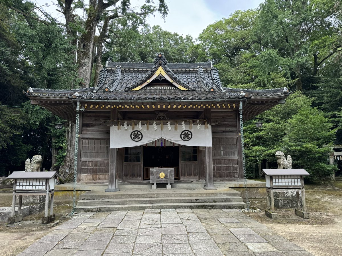 Keizo_Studio's tweet photo. 【倉田神社｜鳥取県】
杉木立の中にひっそりと佇む、凛とした空気に包まれた社。
参道を進むたび、心が洗われていくような感覚に。
観光地化されていない“本物の神社の静けさ”に出会える場所です。

#倉田神社 #神社巡り #鳥取神社 #神社好きな人と繋がりたい #御朱印巡り #パワースポット https://t.co/UaRNqvKdYg