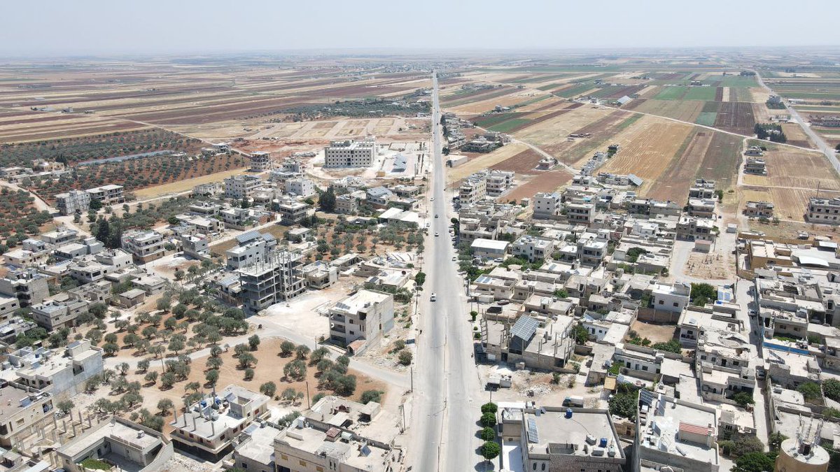 AJSyriaNowN's tweet image. تصوير جوي لمدينة بنّش في ريف #إدلب يُظهر أحياء المدينة وشوارعها
#ألبوم