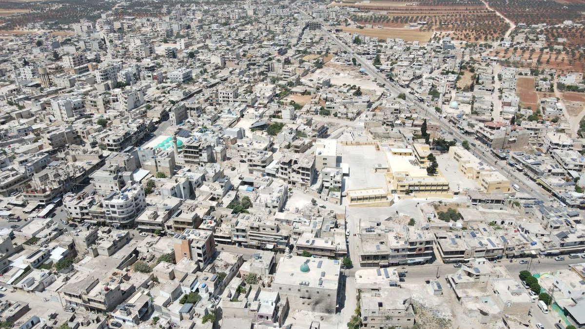 AJSyriaNowN's tweet image. تصوير جوي لمدينة بنّش في ريف #إدلب يُظهر أحياء المدينة وشوارعها
#ألبوم