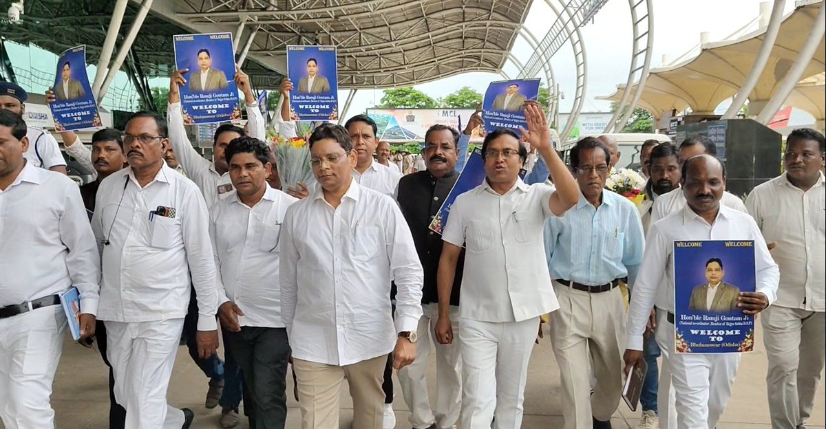 MedhankarJi's tweet photo. बहुजन समाज पार्टी उड़ीसा के प्रांतीय कार्यालय भुवनेश्वर में बीएसपी के नेशनल कोऑर्डिनेटर माननीय राम जी गौतम जी (सांसद राज्यसभा) का प्रथम आगमन हुआ। 

इस अवसर पर प्रदेश कमेटी के साथ-साथ सभी जोनन इंचार्ज व अन्य पदाधिकारियों ने माननीय सांसद जी का भव्य स्वागत किया। 

माननीय बहन जी के दिशा निर्देश को सुनने के बाद पार्टी के समस्त पदाधिकारी व कार्यकर्ता बहुत उत्साहित उत्साहित हुए और उड़ीसा में पार्टी का जनाधार बढ़ाने के लिए संकल्पित हुए।

पदाधिकारी व कार्यकर्ताओं ने यह भी संकल्प लिया कि आगामी लोकसभा व विधानसभा का चुनाव जब 2029 में आएगा तो यहां पर बीएसपी के सांसद और विधायक जरूर जीतेंगे।