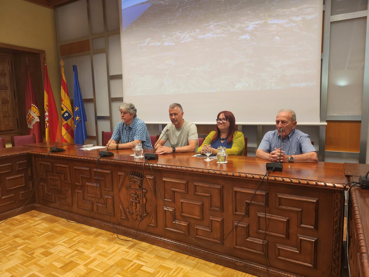AragonCSIC's tweet image. Ayer Federico Fillat investigador @IPE_CSIC #AlumniCSIC nos habló de la ganadería de montaña en el Pirineo en la 1ª conferencia del ciclo Qué sabemos de en Jaca
👉Inauguraron la delegada @AragonCSIC,MªJesús Lázaro;el director @IPE_CSIC,Juan José Jiménez yCarlos Serrano @AytoJaca