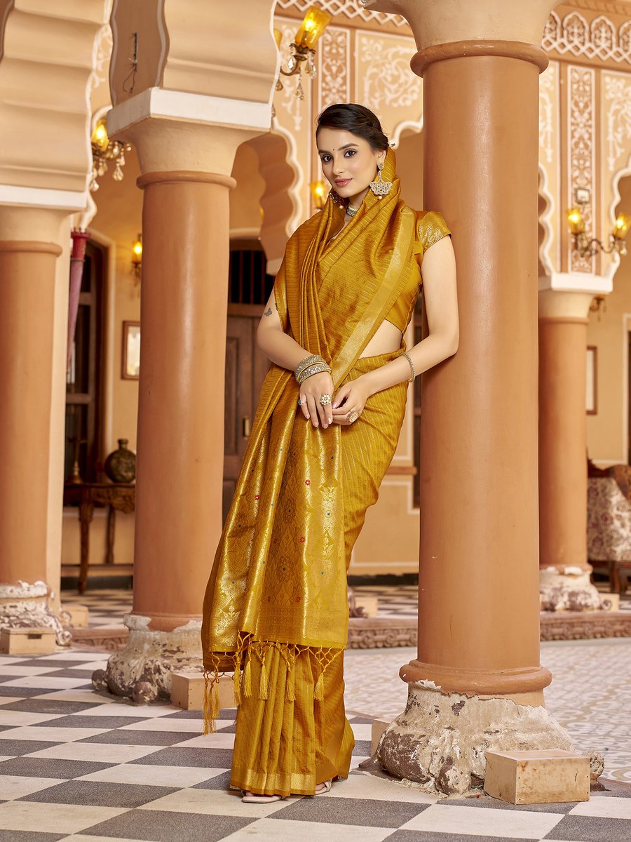 eloracouture's tweet image. Wrapped in mustard, dipped in gold. ✨
The Elora Soft Silk Kanjivaram Saree is where tradition meets trend because six yards should never be boring. 🔥
#SlayInSilk #EloraCouture #SareeWithSwag #MustardMagic