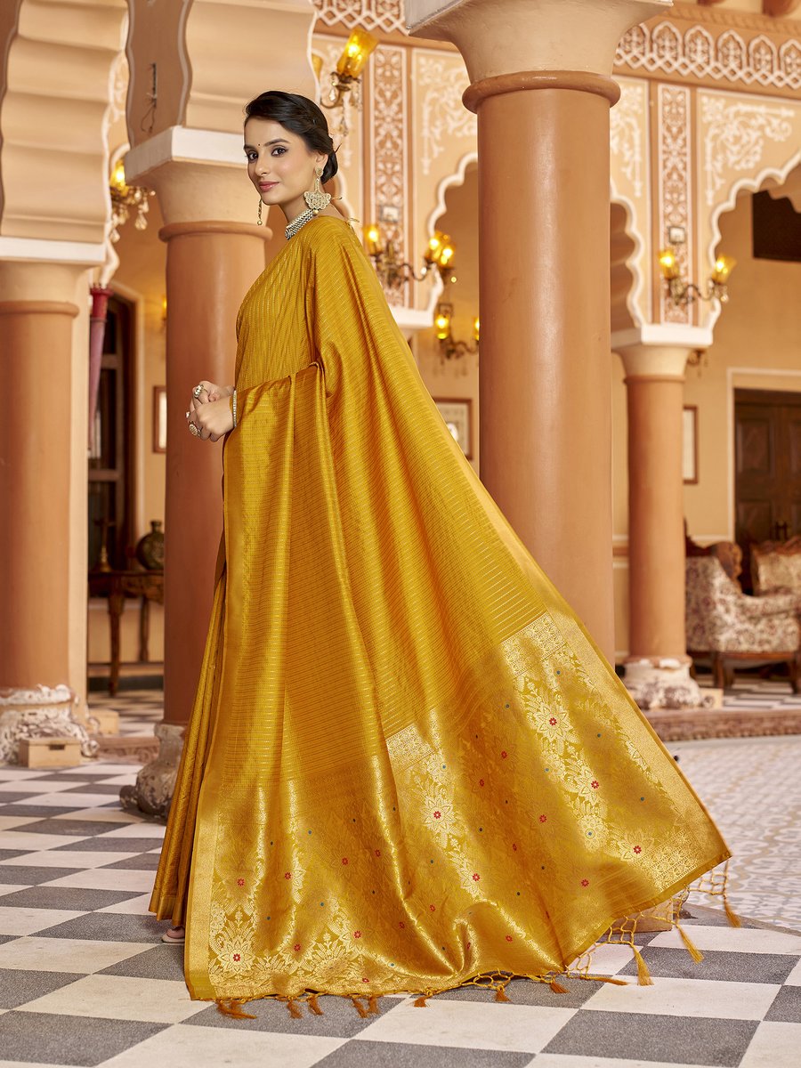 eloracouture's tweet image. Wrapped in mustard, dipped in gold. ✨
The Elora Soft Silk Kanjivaram Saree is where tradition meets trend because six yards should never be boring. 🔥
#SlayInSilk #EloraCouture #SareeWithSwag #MustardMagic