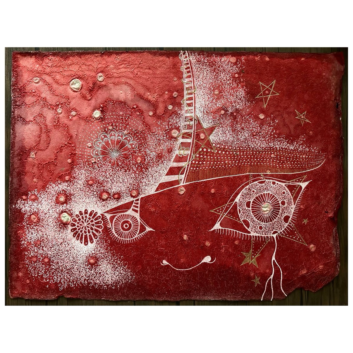 mmkito420's tweet image. 赤い和紙に描いて、
絵に入る。
#washi #japanesepaper #penart #redpaper #和紙 #赤い和紙 #和紙に描く #ペン画 #絵に入る #絵とパフォーマンス