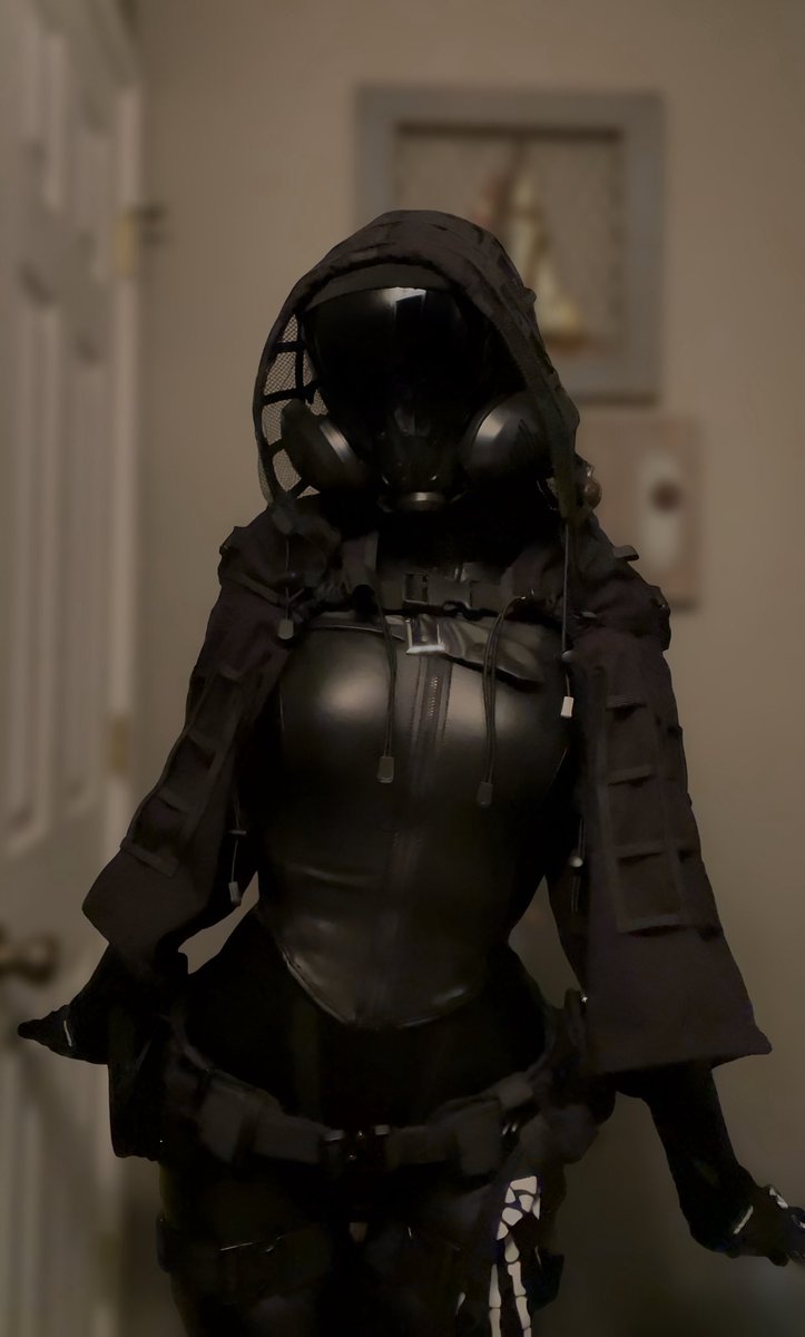 Another post for you lovelys! I just really enjoy dressing in this fit so much 😭 

Oddly it gets more hot to wear this set than my other one 🤔
#masked #tactgear #tacticalgear #mask