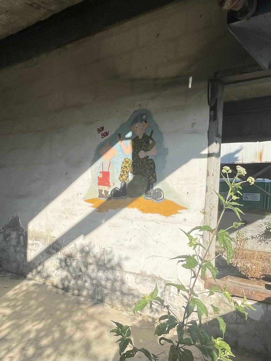 AndreaBeer2's tweet image. Drawing at the wall in a hall of the former area of the UN in #Srebrenica - Potočari, where about 40.000 refugees hoped for protection. In vain. Place of the ultimate failure of the international community #Srebrenica30