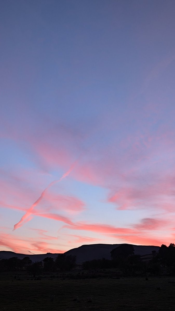 ABTheAdventure's tweet image. Sunset session
We met at 6:30pm, ate our tea at the top, then enjoyed the colours of the sky as we walked back to Edale.
And those colours were spectacular 🩷🩵
#PeakDistrict
