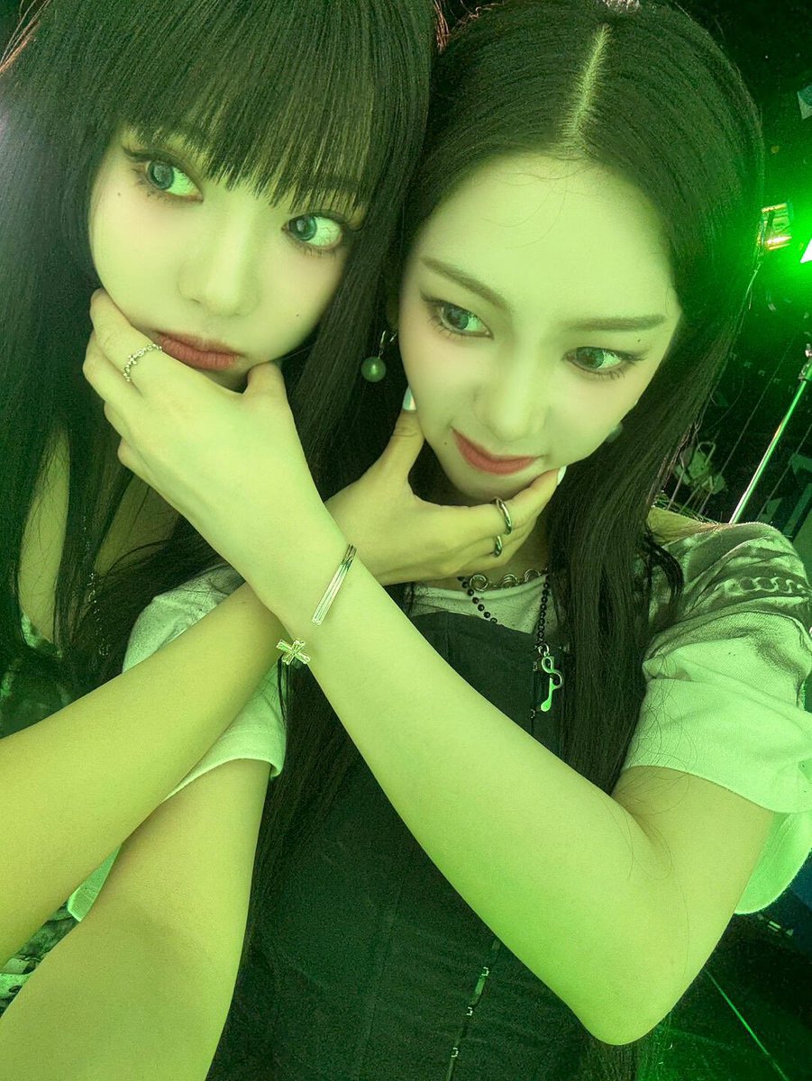 Karina3_yuda29's tweet photo. ニンリナお互いに頬っぺムギュってしてるの可愛すぎて無理。。 https://t.co/sgCY8ZfuQD