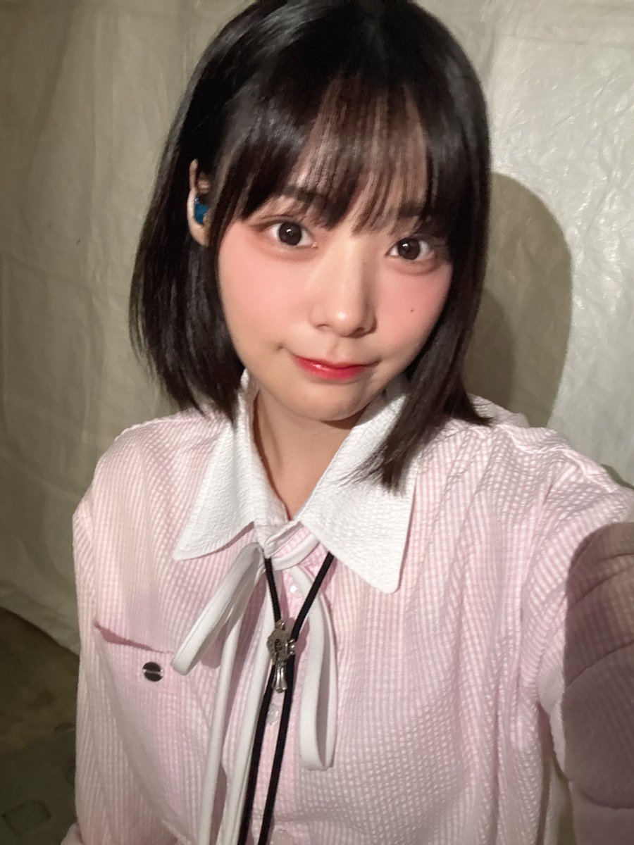 @Weekly_QWER: Jul,11,2025 Siyeon naver fancafe post cafe.naver.com/eggkim/370176?… MINGMING💓 Hi! It's so hot today I put on sunscreen... I always cut my hair short in hot summers like this, but this year it's the opposite lol I ate ice cream yesterday Nayoung bought it for me lol These…