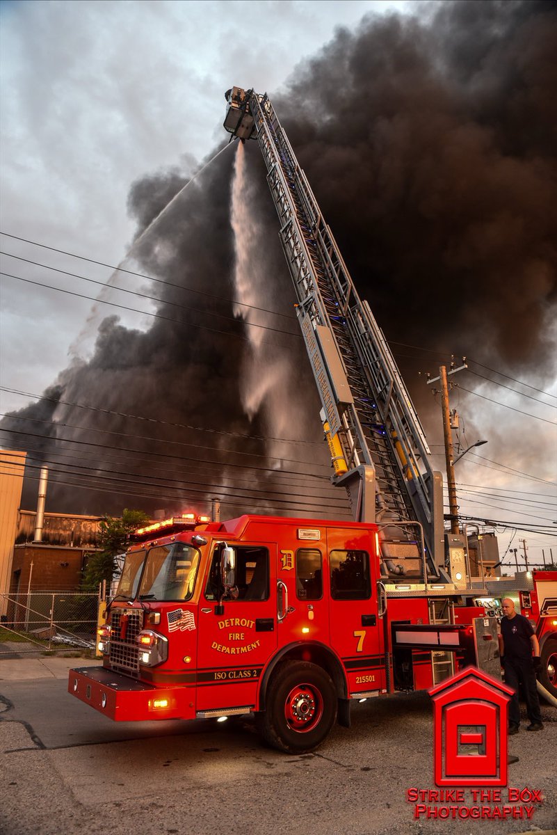 E32 stretched on a fire in this commercial building. A 2nd alarm was struck. Lycaste &amp; Edlie. 6/30/25.