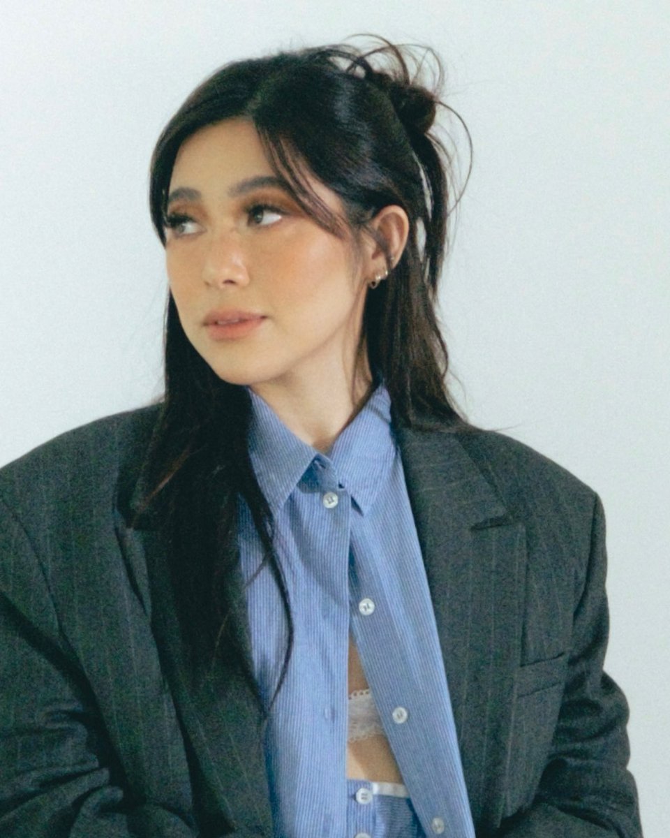 Deluxe season is here 🫐🫐🫐

Photos <a href="/shairaluna/">Shaira Luna</a> 
Make up <a href="/theresa_padin/">Theresa Padin</a> 
Hair @hairbybrentsales 
Styled by <a href="/icavillanueva/">ica villanueva</a> 
Hair extensions <a href="/tokyoposh/">denise aquino</a> 
Collage edit by @zchielo