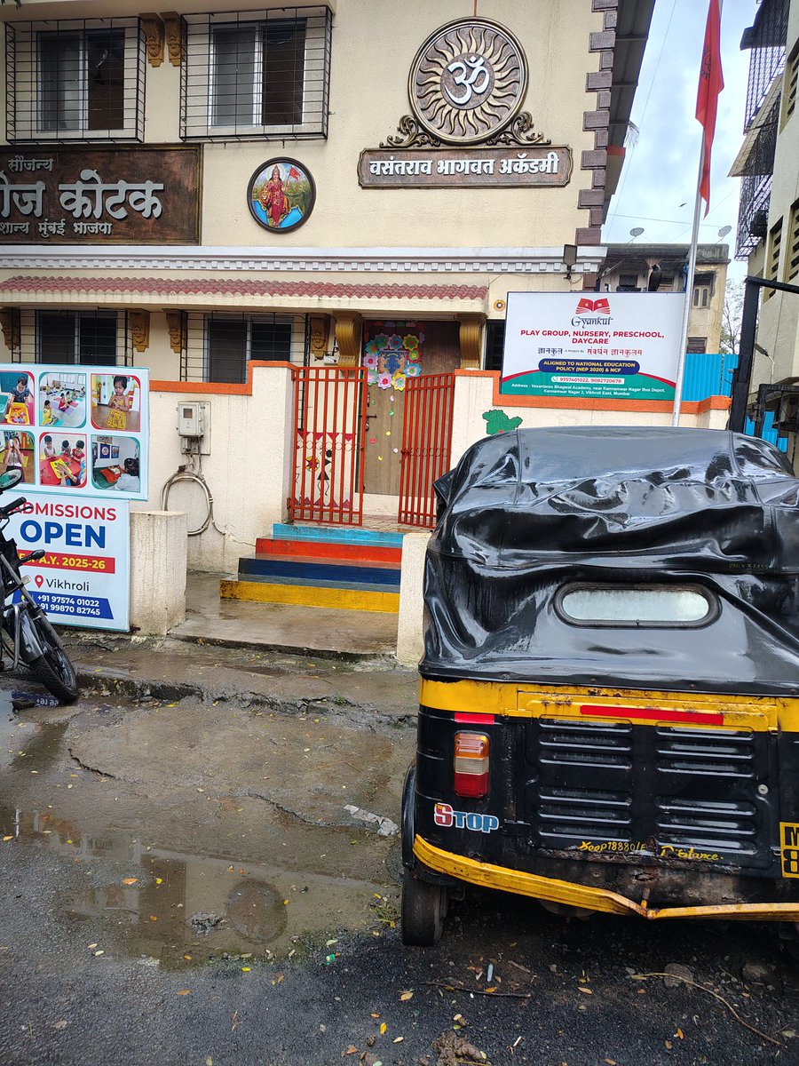 kg8717's tweet photo. @MumbaiPolice @mybmcSWM  @MTPHereToHelp सदर रिक्षा मागील काही दिवसांपासून वसंतराव भागवत अकादमी कन्नमवार लास्ट बस स्टॉप जवळ गेट समोर सोडून गेले आहे तरी आपणास विनंती आहे की सदर रिक्षा जप्त करून योग्य ती कार्यवाही करावी . सदर वास्तूत लहान मुलांची शाळा व महिलांसाठी योग वर्ग भरतात https://t.co/p5tkxPNsvx