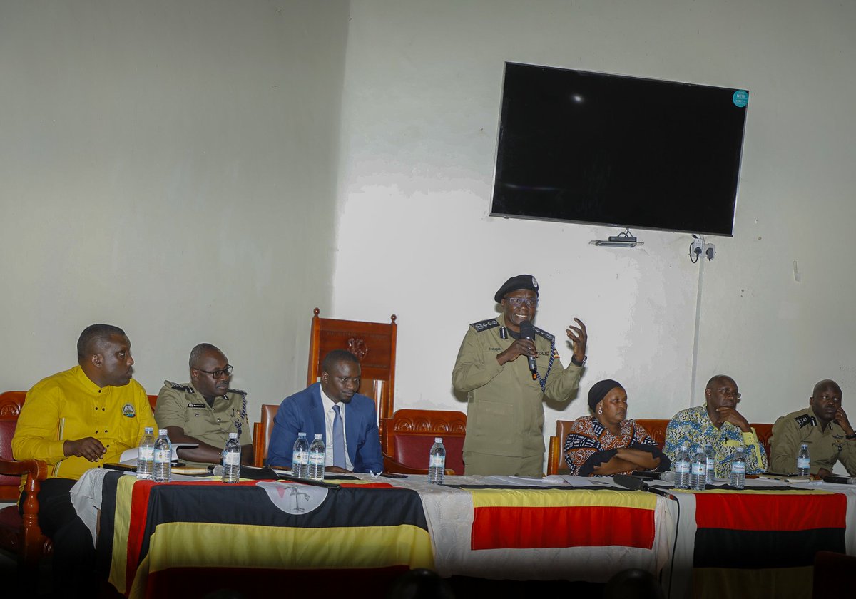 SHADRACH ™ MK🇺🇬 (@nmwshdnjrch) on Twitter photo Yesterday, in Isingiro District, <a href="/igp_ug1/">ABAS BYAKAGABA</a> met with the district security committee and candidates participating in the NRM primaries.
IGP also addressed police officers of isingiro District. Yesterday, in Isingiro District, <a href="/igp_ug1/">ABAS BYAKAGABA</a> met with the district security committee and candidates participating in the NRM primaries.
IGP also addressed police officers of isingiro District.