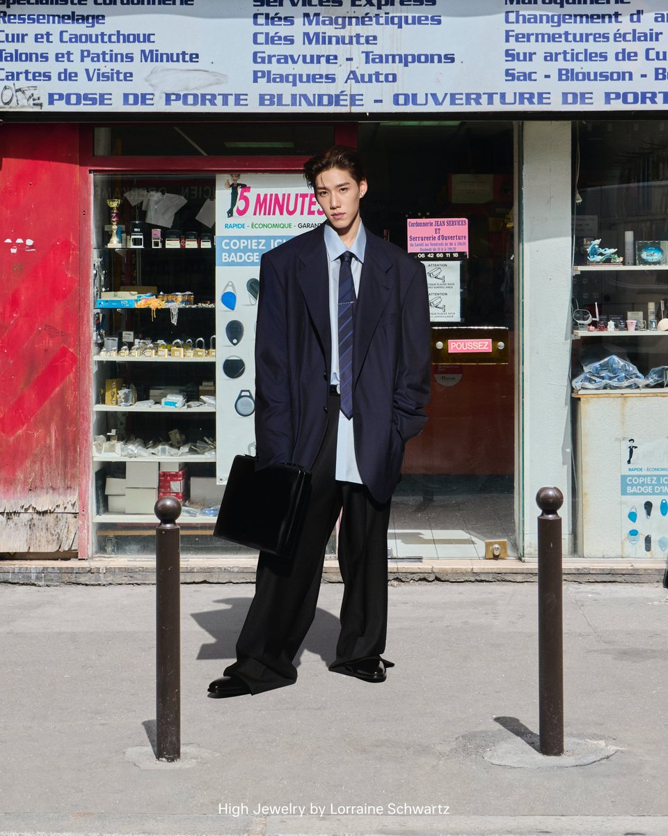 เริ่ดไม่ไหว! #พีพีกฤษฏ์ Balenciaga Ambassador ปรากฎบนภาพถ่ายลุคบุ๊คคอลเล็กชั่น BALENCIAGA 54TH COUTURE ผลงานส่งท้ายของ Demna อดีตครีเอทีฟไดเร็คเตอร์ ซึ่งแต่ละลุคได้ถูกถ่ายขึ้นตามสถานที่ต่างๆ ทั่วกรุงปารีส เพื่อแสดงความเคารพต่อเมืองที่เป็นจุดเริ่มต้นของเส้นทางแฟชั่นของ Demna 💚