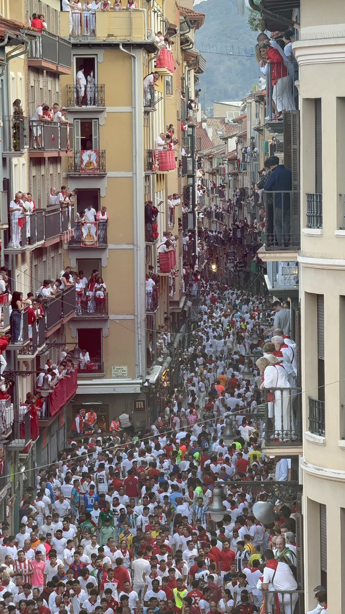 Currino's tweet image. Viva San Fermín