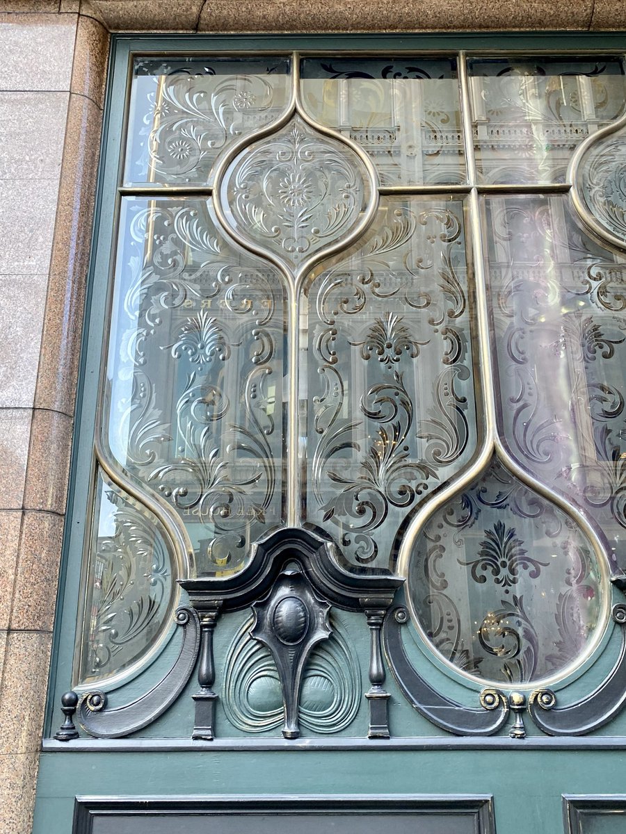 MurphyNiallGLA's tweet image. #MomentsOfBeauty in #Glasgow It’s Friday. It’s hot. Talking of pubs and thinking of the #GlasgowStyle facade architect George Bell designed for publican Philip MacSorley. If you look carefully you can still see the original acid etched cut glass and how it refracts the light 🥰!