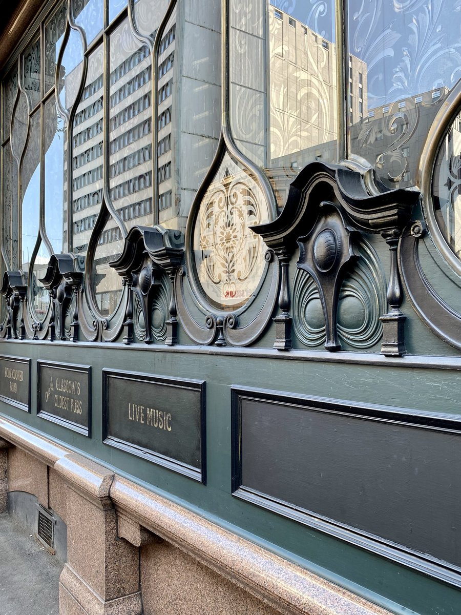 MurphyNiallGLA's tweet image. #MomentsOfBeauty in #Glasgow It’s Friday. It’s hot. Talking of pubs and thinking of the #GlasgowStyle facade architect George Bell designed for publican Philip MacSorley. If you look carefully you can still see the original acid etched cut glass and how it refracts the light 🥰!