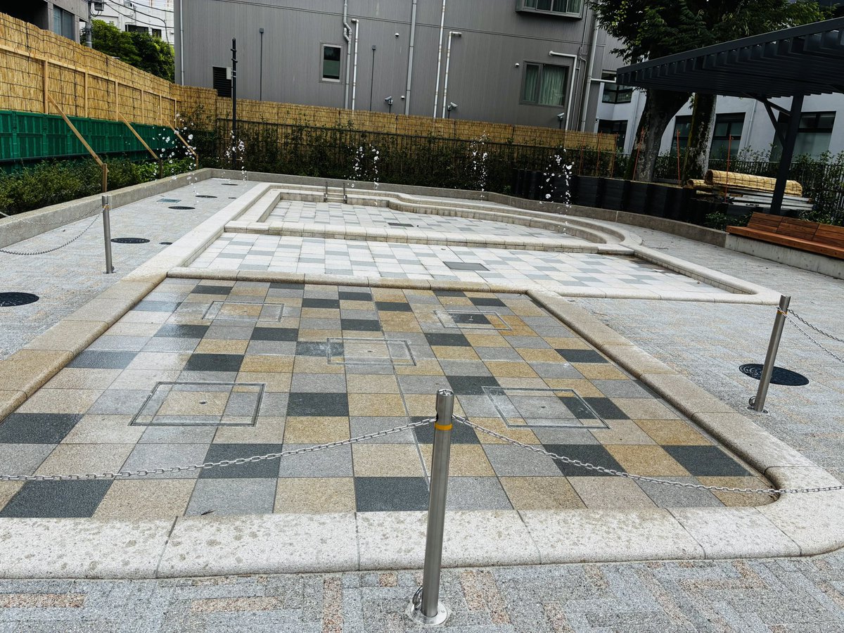 東郷元帥記念公園の上段広場がいよいよ開放！

ボーネルンドグループのコンバン遊具を多数設置🛝
未就学児対象の「こどもの池」も！

7月18日金曜日から利用いただけます。
（こどもの池は夏場のみ、本年は9月7日まで）

残りは中段広場。長く続いている工事も完了が見えてきました。