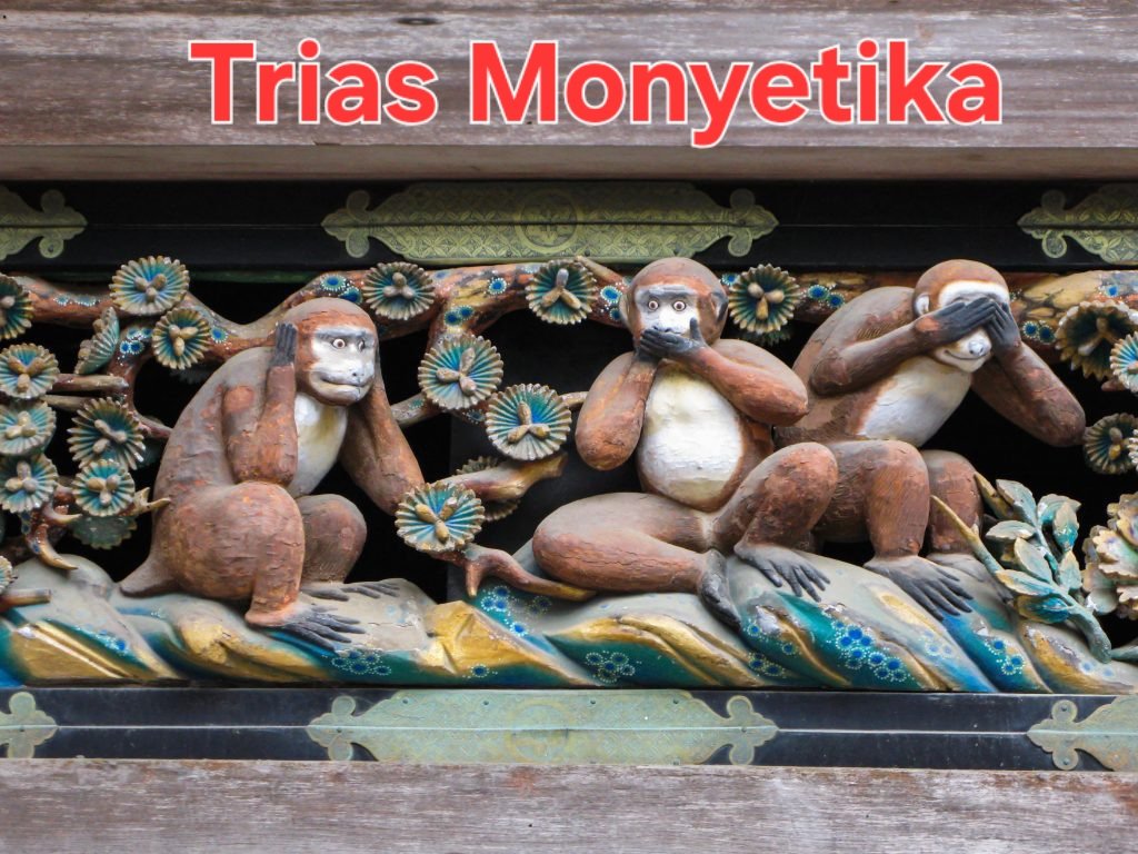 TRIAS MONYETIKA parodi dari SanSaru (3 Monyet) di Kuil Toshogu, Nikko, Jepang, yg dekoratif full warna.
1. MONYET EKSEKUTIF ogah dengar &amp; gak mau tahu derita rakyat.
2. MONYET LEGISLATIF ogah nyuarakan aspirasi rakyat.
3. MONYET YUDIKATIF tutup mata terhadap kejahatan oligarki.