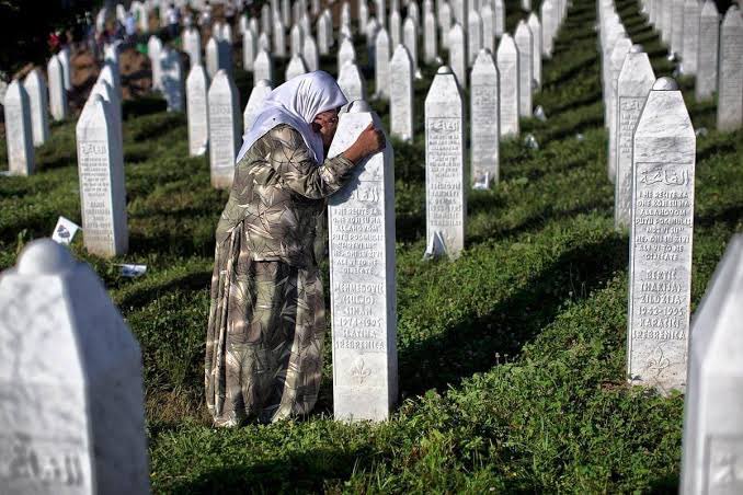 Ve her şey bittiğinde, hatırlayacağımız şey; düşmanlarımızın sözleri değil, dostlarımızın sessizliği olacaktır.

Aliya İZZETBEGOVİC 

#Srebrenica30