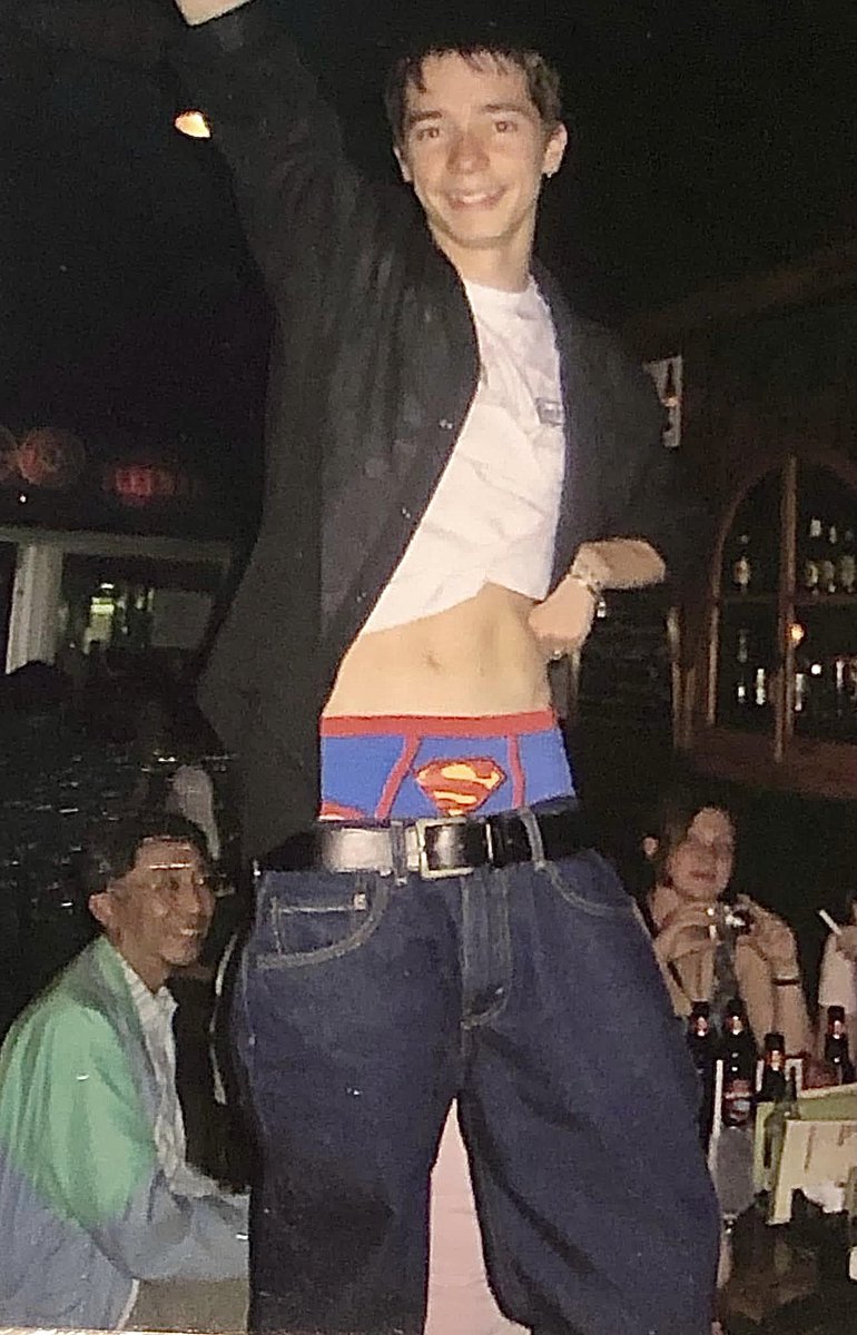 Pardon mais James Gunn n’a rien réinventé ! 

Il y’a 22 ans, je réinterprétais déjà le mythe de Man of Slip…heu Man of Steel ! 
#Superman