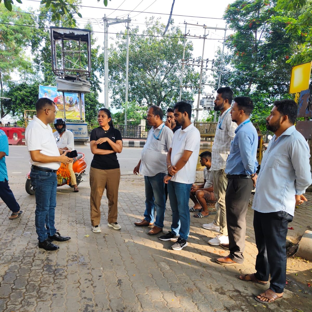Today, GMC Commissioner Dr. M.S. Lakshmi Priya, IAS, visited Ward No. 17 and 31 along with Councillors of the respective wards,  Smt Snighda Mazumdar and Smt Ratna Singh. They were accompanied by GMC officials and engineer.

The visit focused on key civic issues, including:

*