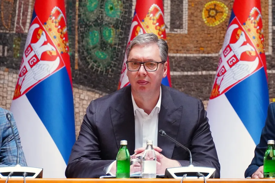 MolitvaDuse's tweet photo. ...otvoreno pismo...

Otvoreno pismo Aleksandru Vučiću: Sat vremena do pakla..

'Poštovani' predsedniče,

komandante improvizovanih eskadrona,
vođo stranke koja očigledno ima i ekspres-servis za linčovanje..

Neizmerno Vam 'hvala' što ste nam svima, kao pravi domaćin jedne civilizovane demokratije, objasnili kako Vaša stranka – ta moralna vertikala srpskog društva – može za sat vremena da organizuje napade na kuće političkih protivnika...

Znate, dok Vi to onako usput izgovarate u kameru kao da naručujete kafu, mi obični smrtnici se pitamo – da li da se smejemo, zovemo policiju, ili da napunimo torbe i bežimo dok još imamo gde?

Jer kad predsednik države tako otvoreno prizna da sedi na vrhu piramide koja po potrebi mobiliše batinaše, huligane, ili možda samo "nezadovoljne građane", teško je ostati ravnodušan.

Ne znamo da li više zapanjuje brzina, ili besramnost tog priznanja. Možda oboje. Možda je to nova nacionalna disciplina: "Organizovani teror – 100 metara sprint."

Zamislite, Gospodine Vučiću, da neko u ozbiljnoj zemlji izjavi da njegova partija može za sat vremena da prebije opoziciju – pa u roku od pola sata bi već bio bivši.

 Ovde? Ovde dobijete aplauz sa bine i još jedan intervju.

I neka ste rekli! Bar da znamo s kim imamo posla. Nema više potrebe da se trudite da nas ubedite kako ste žrtva medija, opozicije, zapada, istoka, vetra i pčela.
 Ne, ne, sad ste konačno rekli istinu: SNS je spremna da bije, pali i razbija, čim Vi škljocnete prstima. Uz prateći hor iz Skupštine, naravno.

Gospodine predsedniče, kada vođa jedne stranke – i države – bez treptaja oka najavi mogućnost političkog nasilja, to se ne zove "izjava". To se zove pretnja u direktnom prenosu. 
To je priznanje organizovanog državnog terora. To je poziv na linč.
 To je kao da se pohvalite da imate dugme kojim rušite zgrade, palite kola i otimate mir ljudima – samo ako su se drznuli da misle drugačije.

Pitanje je – šta je sledeće? 

Samo Vas molim jedno: ako već planirate te "ad hoc" napade, najavite ih bar dan ranije, da možemo da sklonimo decu i obučemo pancir. Ili da stavimo tablu na vrata: "Nismo protivnici, samo preživljavamo."

U međuvremenu, pošto ste sami priznali šta sve možete, molim Vas da sledeći put, kad vas neko pita za stanje u zemlji, ne lažete. 

Recite iskreno:
"Imamo stranku spremnu da razbije sve što se ne slaže sa mnom – za sat vremena ili manje. Ako ne verujete, proverite."

I dok čekamo da neko reaguje – Tužilaštvo? Narod? Istorija? Vi nastavite da budete to što jeste...

U međuvremenu, samo jedno pitanje:
 Koliko vam treba da organizujete napad na zdrav razum? Jer izgleda da je i on već demoliran.

Sa (ne)poverenjem,
Ona  koja još diše, ali proverava sat.