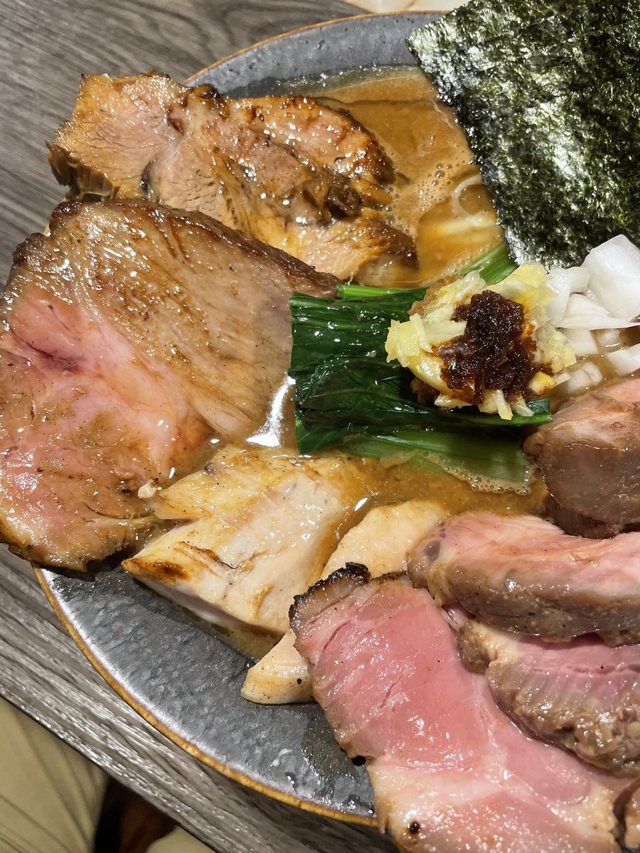 halsyougun's tweet photo. improv. 

▪︎家��系の再構築
【特濃revolution】
熟成ローストポーク

動物系の極み、ビースト系。

スープ一口でやられます、なにこれ、無水豚骨！？と思うほどの超超超濃厚スープ。

カエシもかなり力強くスープの濃度に負けて無く、家系らしさを引き立てます、麺、肉達との相性は言わずもがな https://t.co/AQZvZ4g63U