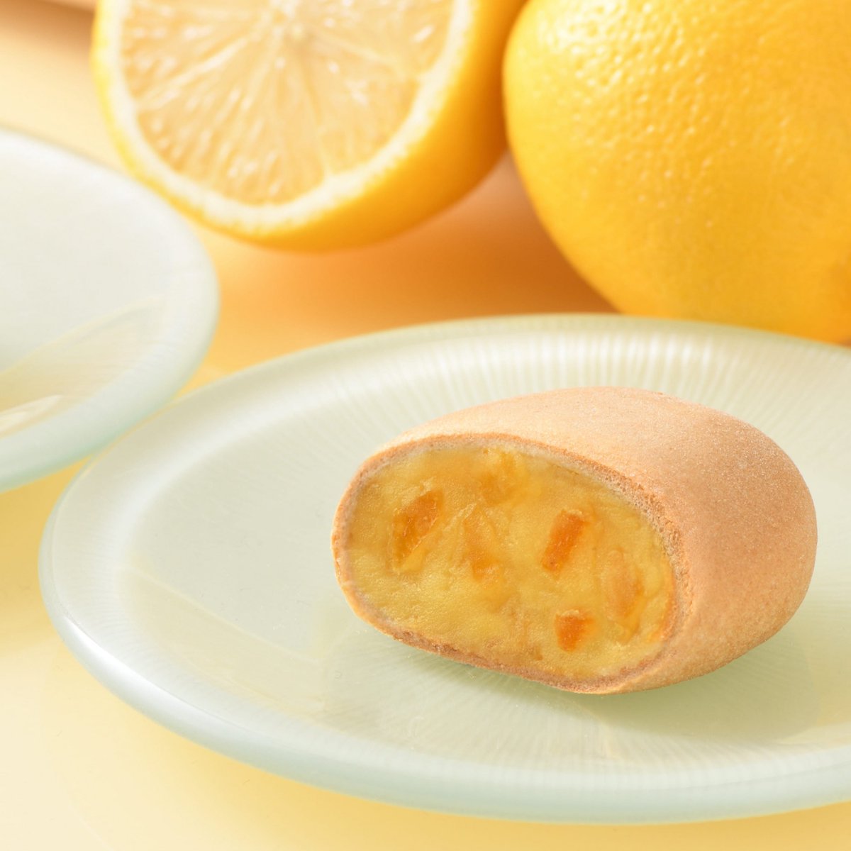 tawaraya_unryu's tweet image. 《涼やかな、盛夏の京菓子》

京菓子の魅力である繊細な季節感を大切に、
俵屋吉富では販売する商品の意匠を季節ごとに細かく変更しております。

現在販売している商品は盛夏の商品です🌻
涼やかな見た目や爽やかな味わいなど、五感で涼を感じられる京菓子を販売いたしております。

#俵屋吉富