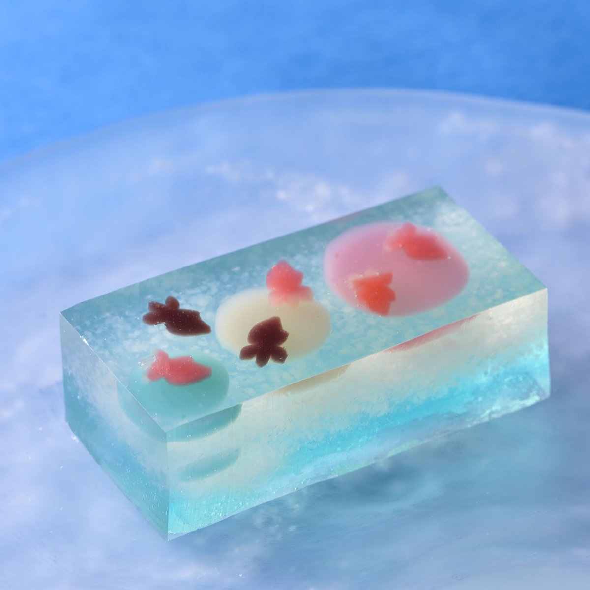tawaraya_unryu's tweet image. 《涼やかな、盛夏の京菓子》

京菓子の魅力である繊細な季節感を大切に、
俵屋吉富では販売する商品の意匠を季節ごとに細かく変更しております。

現在販売している商品は盛夏の商品です🌻
涼やかな見た目や爽やかな味わいなど、五感で涼を感じられる京菓子を販売いたしております。

#俵屋吉富