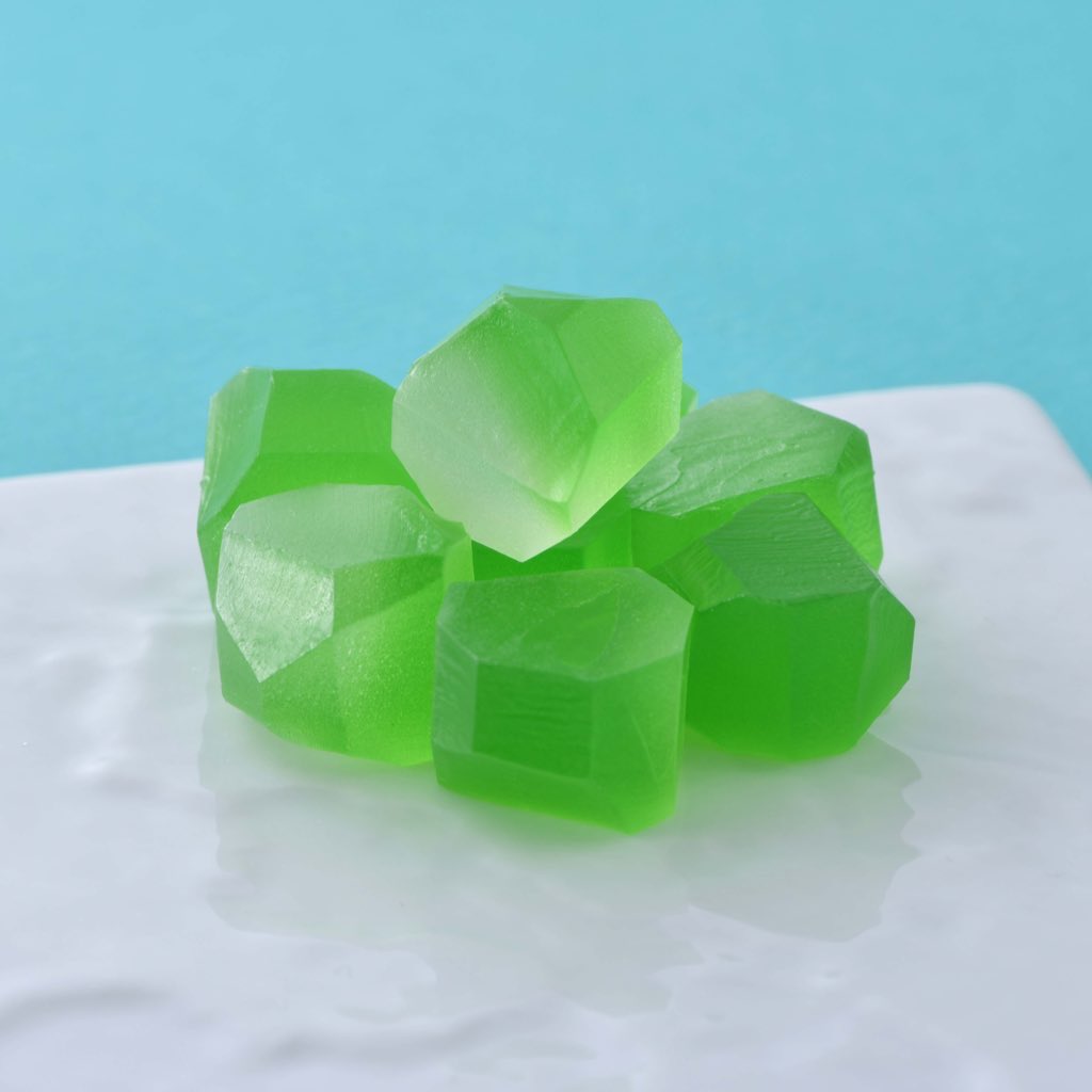 tawaraya_unryu's tweet image. 《涼やかな、盛夏の京菓子》

京菓子の魅力である繊細な季節感を大切に、
俵屋吉富では販売する商品の意匠を季節ごとに細かく変更しております。

現在販売している商品は盛夏の商品です🌻
涼やかな見た目や爽やかな味わいなど、五感で涼を感じられる京菓子を販売いたしております。

#俵屋吉富