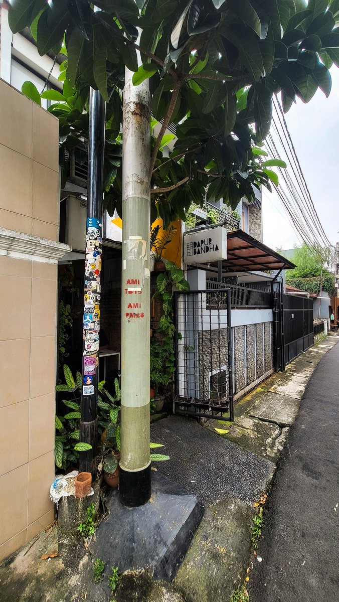 Dari kemarin² udah bawel banget ke Faisal, kalo nyampe Jkt mau langsung makan siang ke Dapur Bandha. Aku udah cek IG nya kalo dia buka. 😁